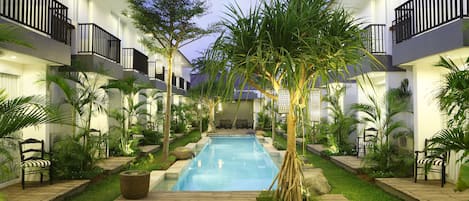 Una piscina al aire libre, tumbonas
