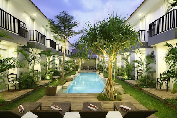 Piscina externa, espreguiçadeiras