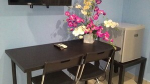 In-room safe, iron/ironing board (on request), WiFi (free), bed sheets - Sri Packers Hotel - Hostel (Labu)