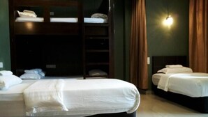 Premium Room, 5 Beds | In-room safe, iron/ironing board (on request), WiFi (free), bed sheets - Sri Packers Hotel - Hostel (Labu)