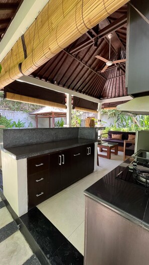 Vila Deluks, 2 kamar tidur, kolam renang pribadi, pemandangan kolam renang | Area keluarga | Televisi LED 32-inci dengan saluran TV satelit, TV, dan pemutar DVD