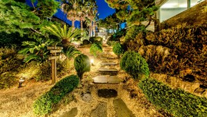 Un sendero de piedra que lleva a un edificio con vista al cielo.