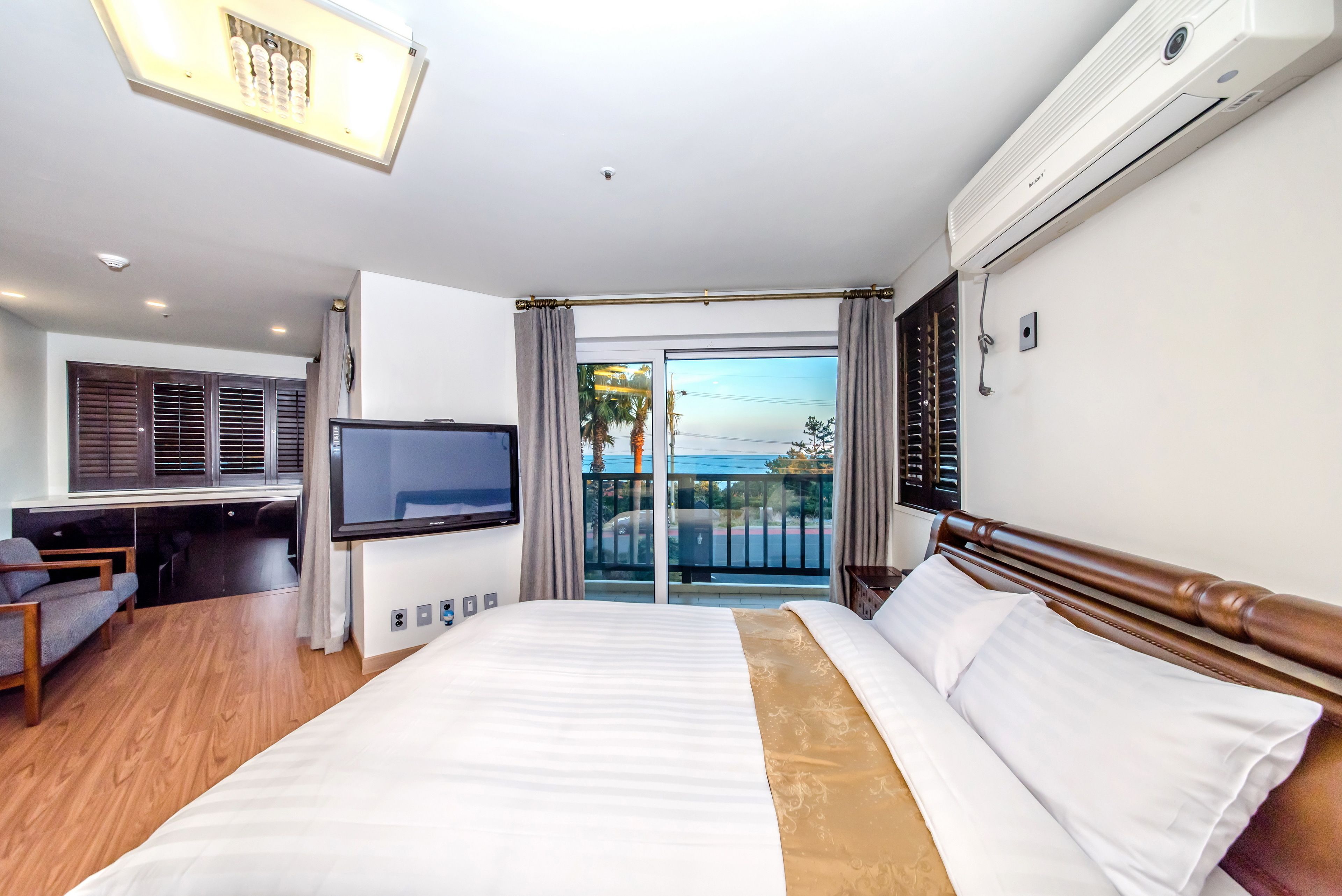 Ropa de cama de alta calidad, cubrecamas y cortinas blackout 