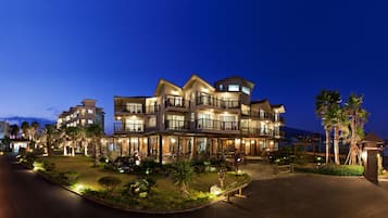 Fachada de la propiedad por la tarde o noche