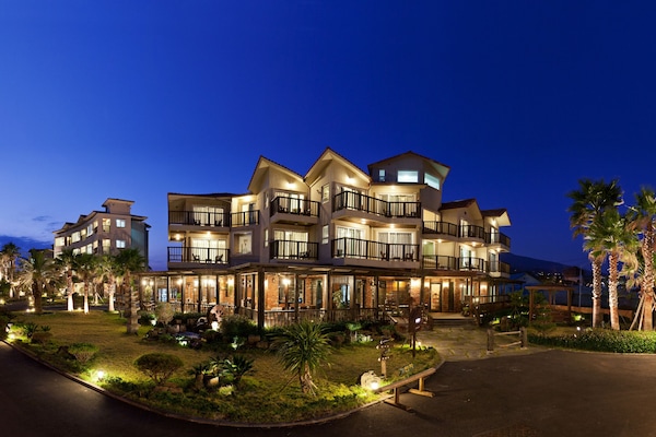 Bagian depan properti - sore/malam