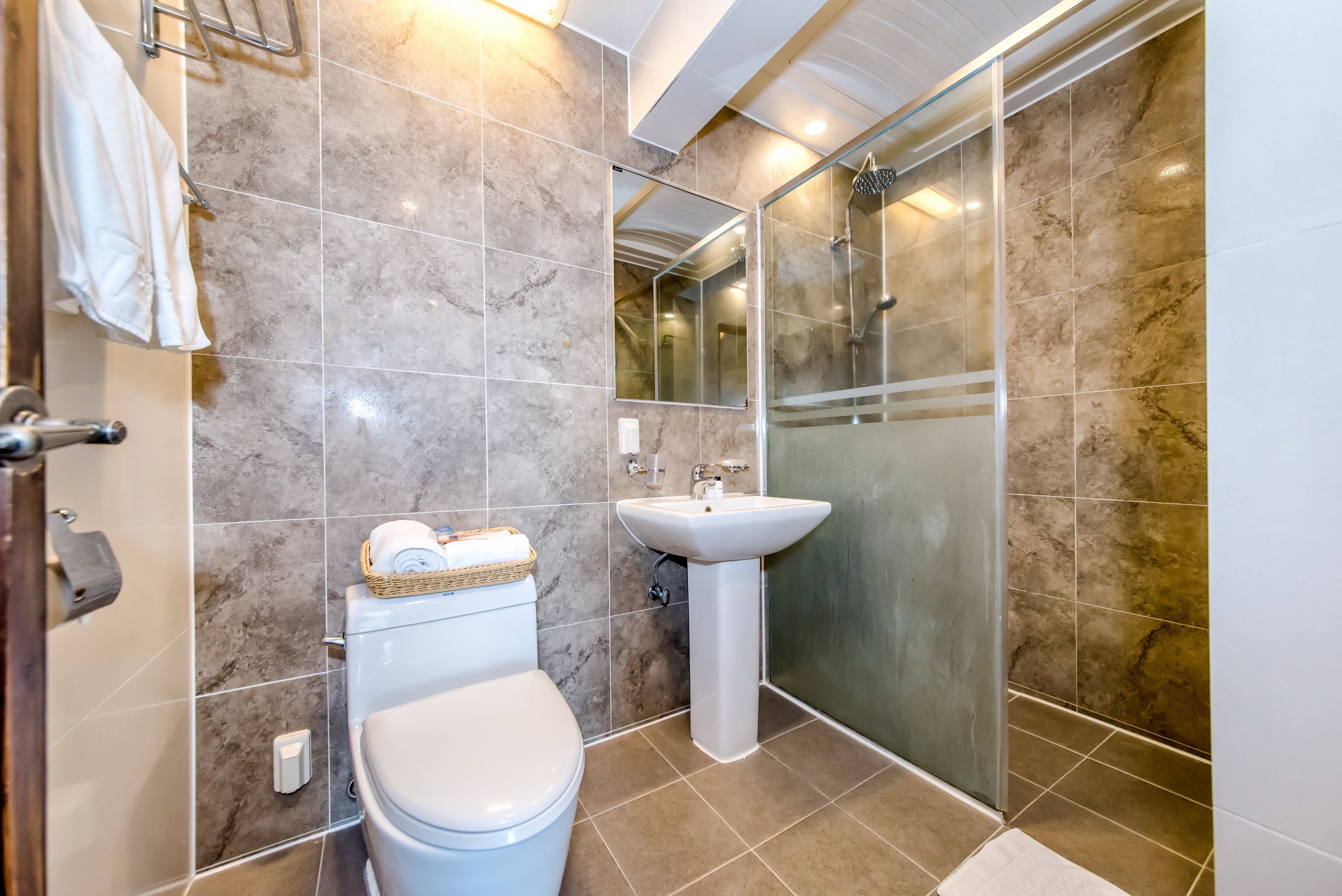 standard double room | bathroom | free toiletries, hair dryer, slippers, towels