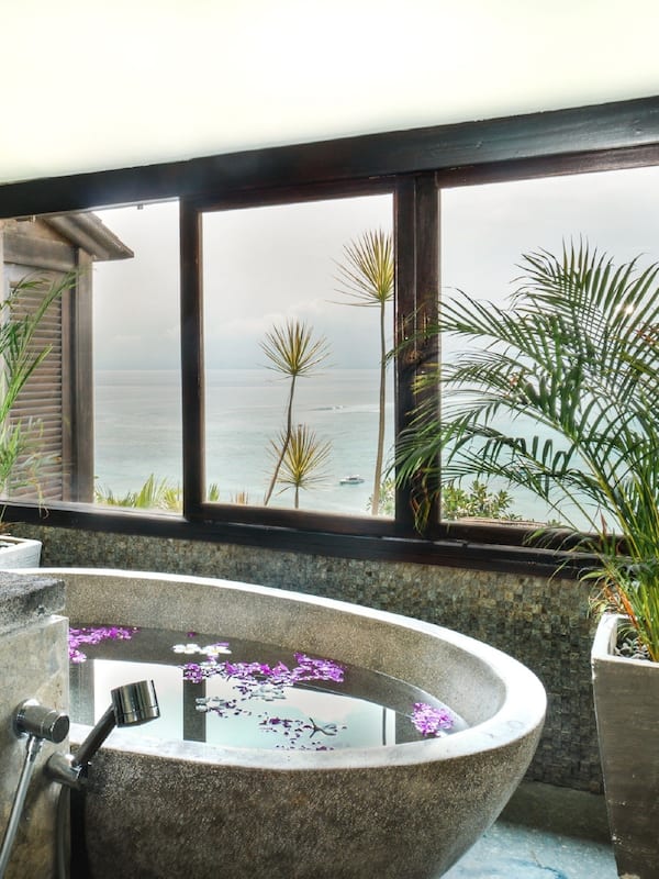 Suite | Bathroom | Free toiletries, hair dryer, bathrobes, slippers