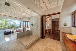 Penthouse | BaƱo | Amenidades de baƱo gratuitas, secadora de cabello, batas, pantuflas