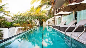 3 hồ bơi ngoài trời, dù/ô trên bãi biển/hồ bơi, ghế dài tắm nắng