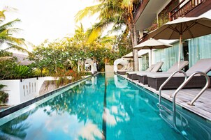 3 piscinas al aire libre, sombrillas, sillones reclinables de piscina