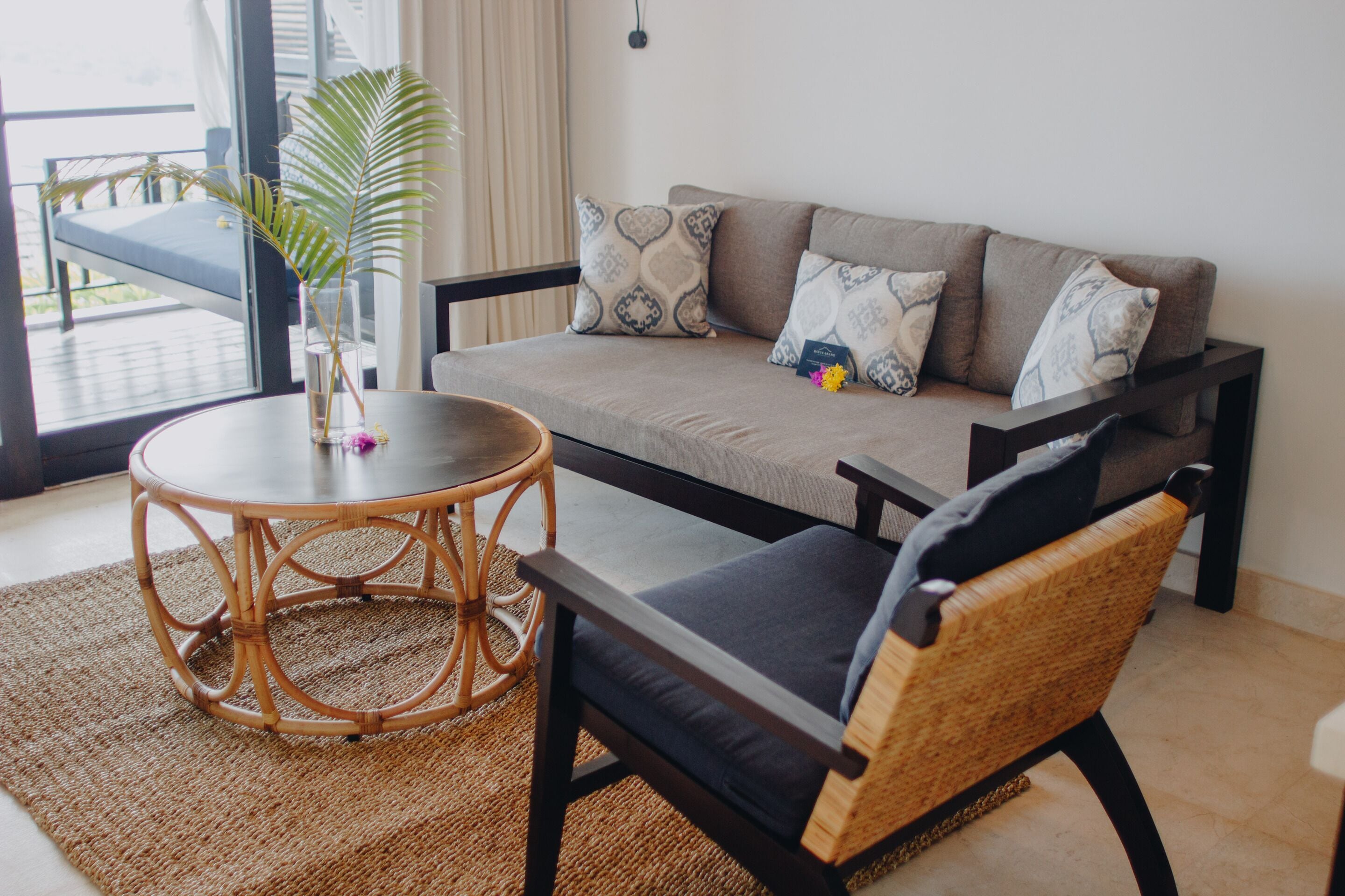 Un salon moderne avec un canapé, une table ronde et une chaise.