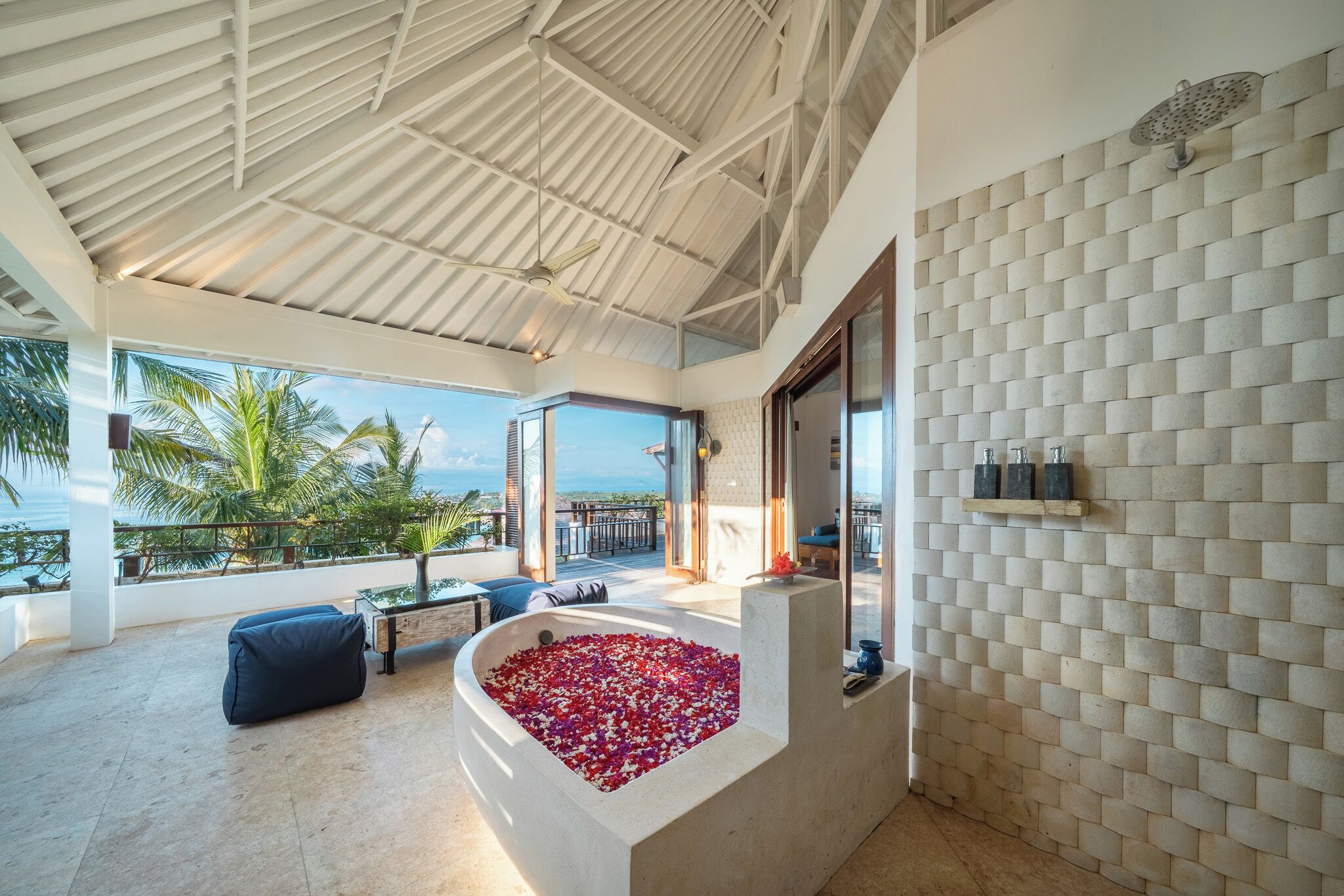 プレジデンシャル ルーム 1 ベッドルーム 禁煙 オーシャンビュー | バスルーム | バスアメニティ (無料)、ヘアドライヤー、バスローブ、スリッパ