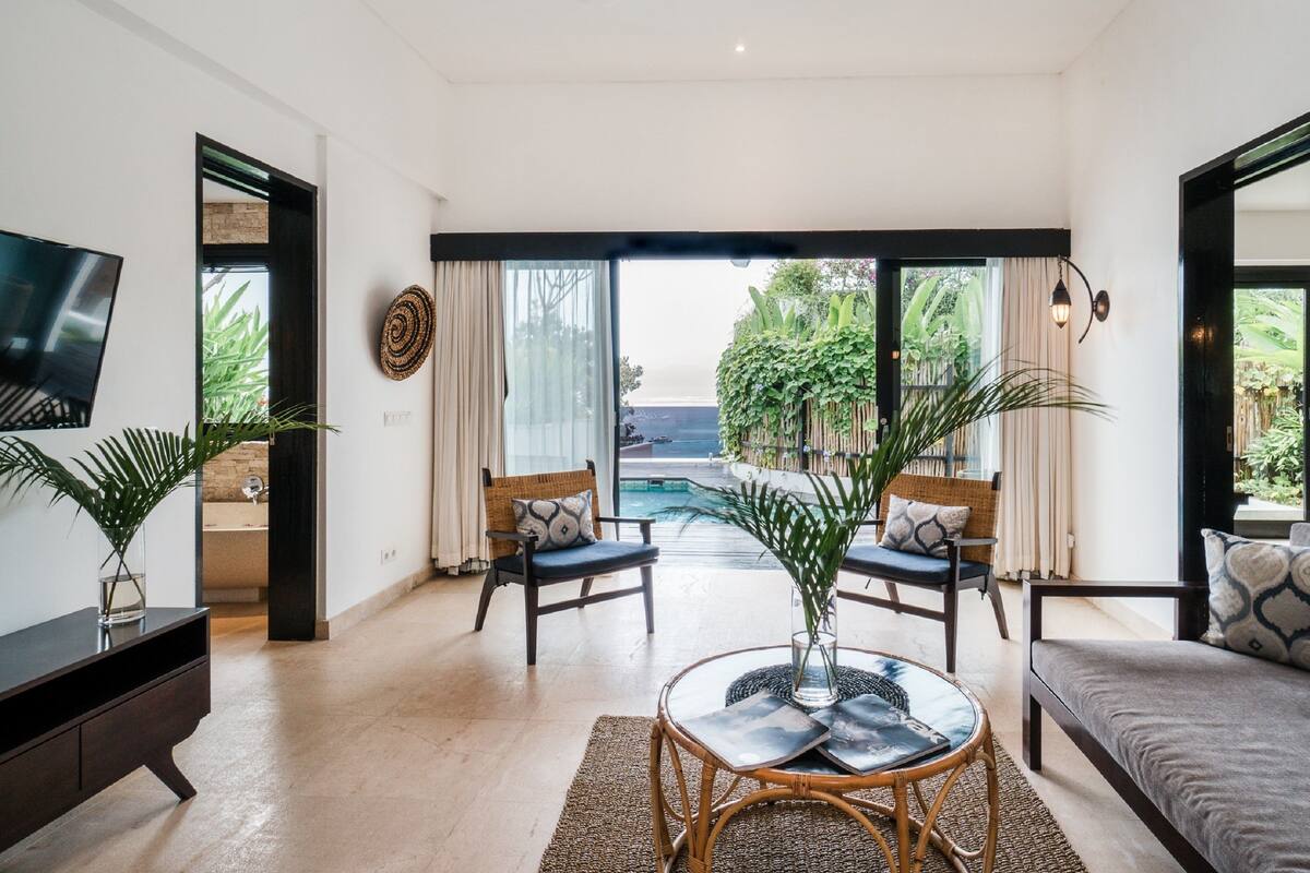 Suite with Swimming Pool | 1 bedroom, minibar, in-room safe, desk