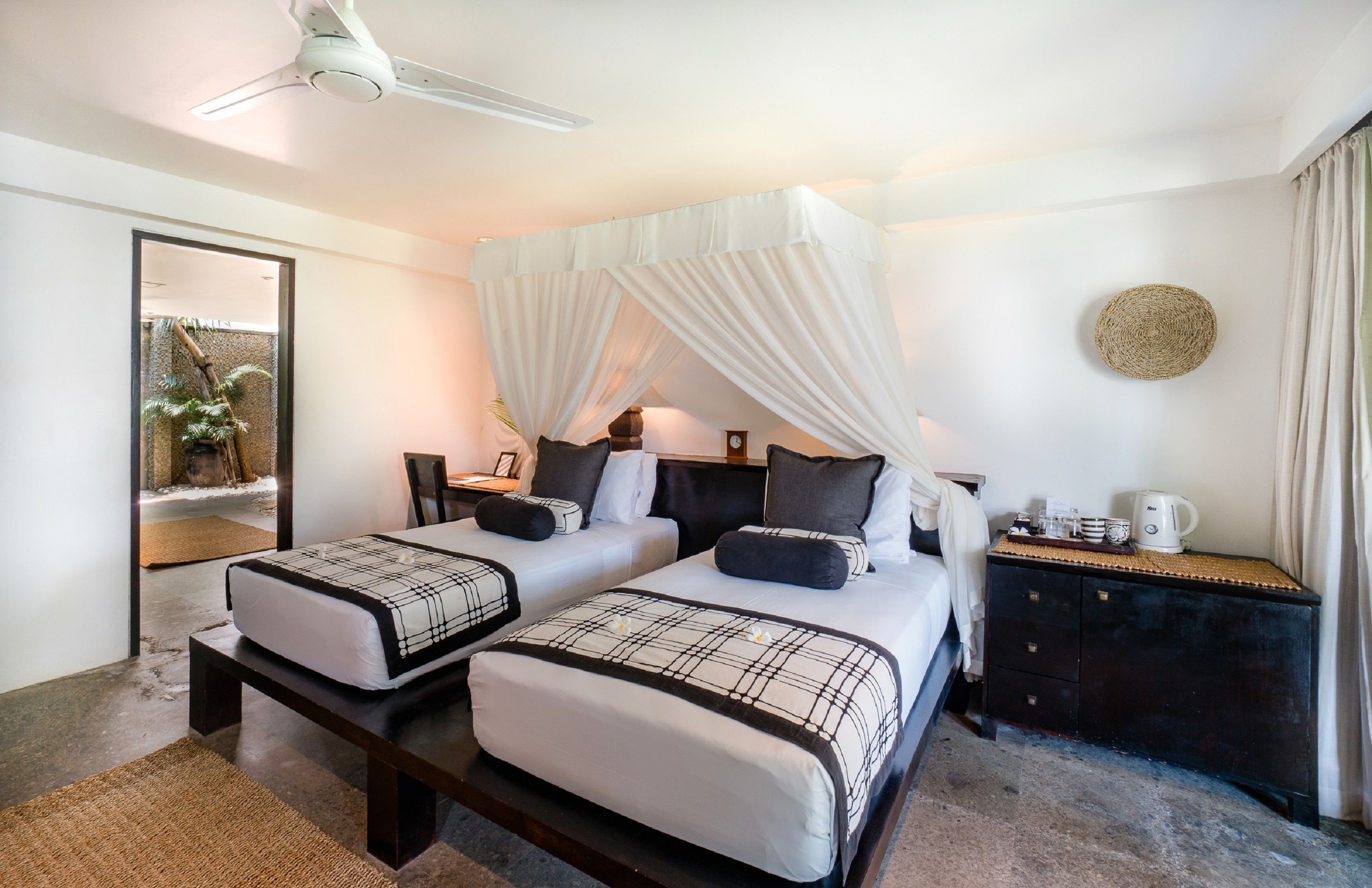 1 chambre, minibar, coffres-forts dans les chambres, bureau