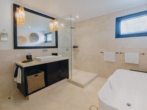 Junior-Suite, 1 Schlafzimmer, Nichtraucher, eingeschränkter Meerblick | Badezimmer | Kostenlose Toilettenartikel, Haartrockner, Bademäntel, Hausschuhe
