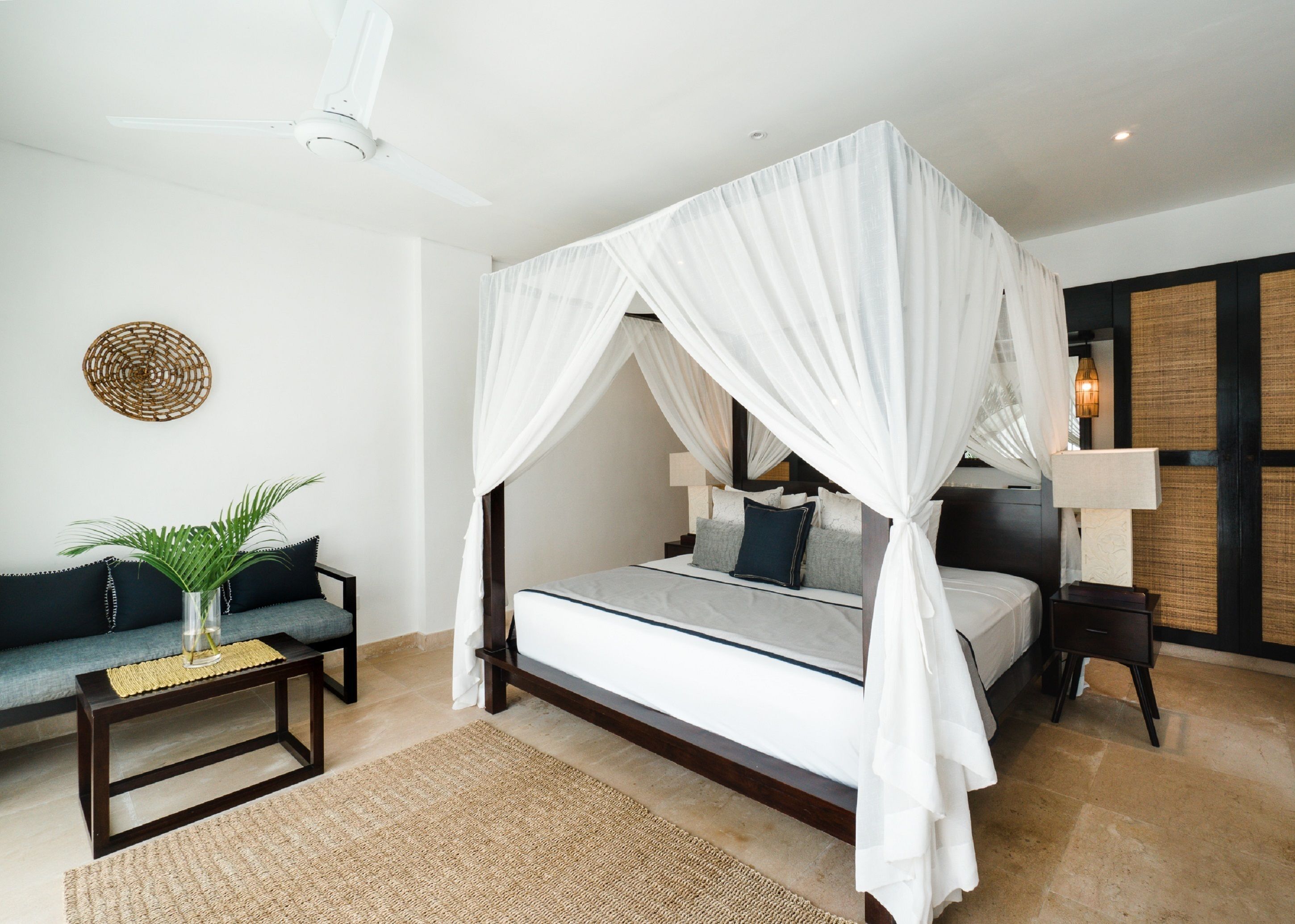 1 chambre, minibar, coffres-forts dans les chambres, bureau