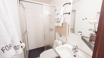 Douche, sĂšche-cheveux, serviettes fournies, papier toilette