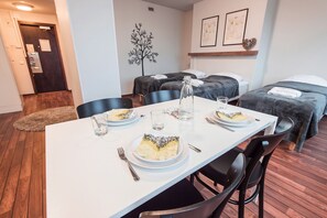 Chambre triple Standard | Literie de qualité, bureau, fer et planche à repasser