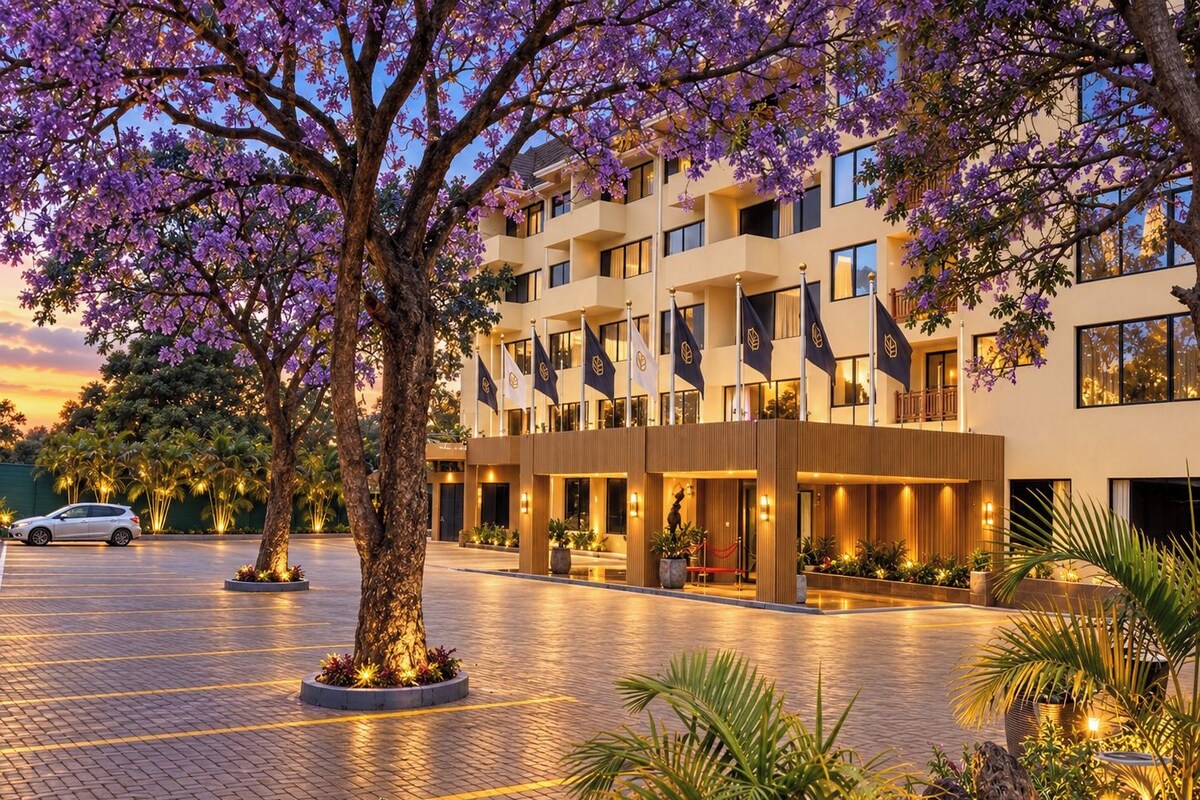 Un hôtel doté d’une façade moderne, de nombreux balcons et d’un hall d’entrée bien éclairé.