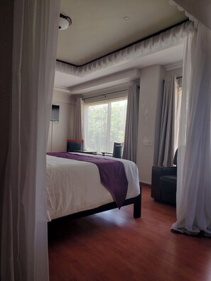 Standard Double Room, Balcony | Egyptian cotton sheets, premium bedding, individually decorated, desk - Park Place Hotel (Nairobi)