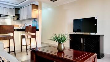 Apartamento Premium, 2 habitaciones | Zona de estar | Televisión de pantalla plana de 42 pulgadas con canales por satélite