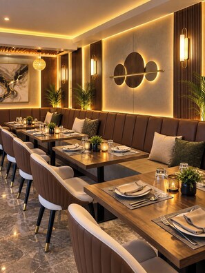 Un interior de restaurante moderno con una larga mesa de comedor, asientos acolchados e iluminación ambiental.