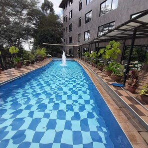 Outdoor pool, sun loungers - Park Place Hotel (Nairobi)