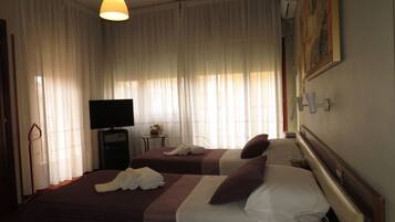 Habitación cuádruple familiar | Minibar, wifi gratis y ropa de cama