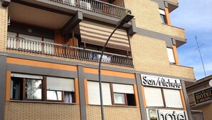 A hotel with a sign reading "San Michele Hotel". - Hotel San Michele (Aprilia)