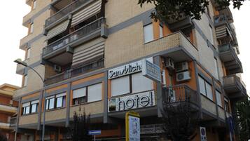 Vista frontal de la propiedad