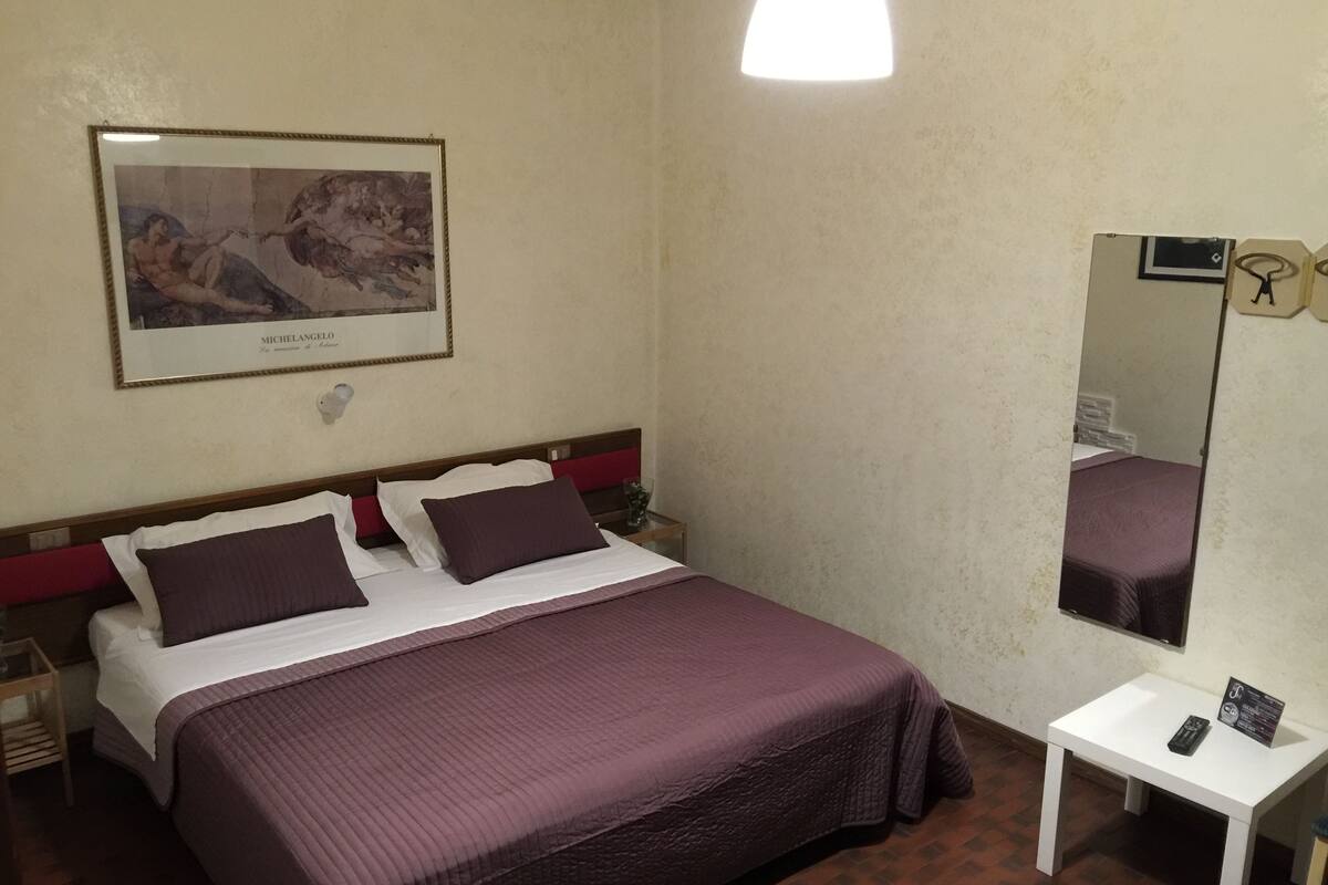 Double Room | Minibar, WiFi (free), bed sheets
