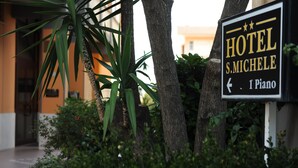 A sign for Hotel S. Michele with a directional arrow pointing left to the piano room. - Hotel San Michele (Aprilia)