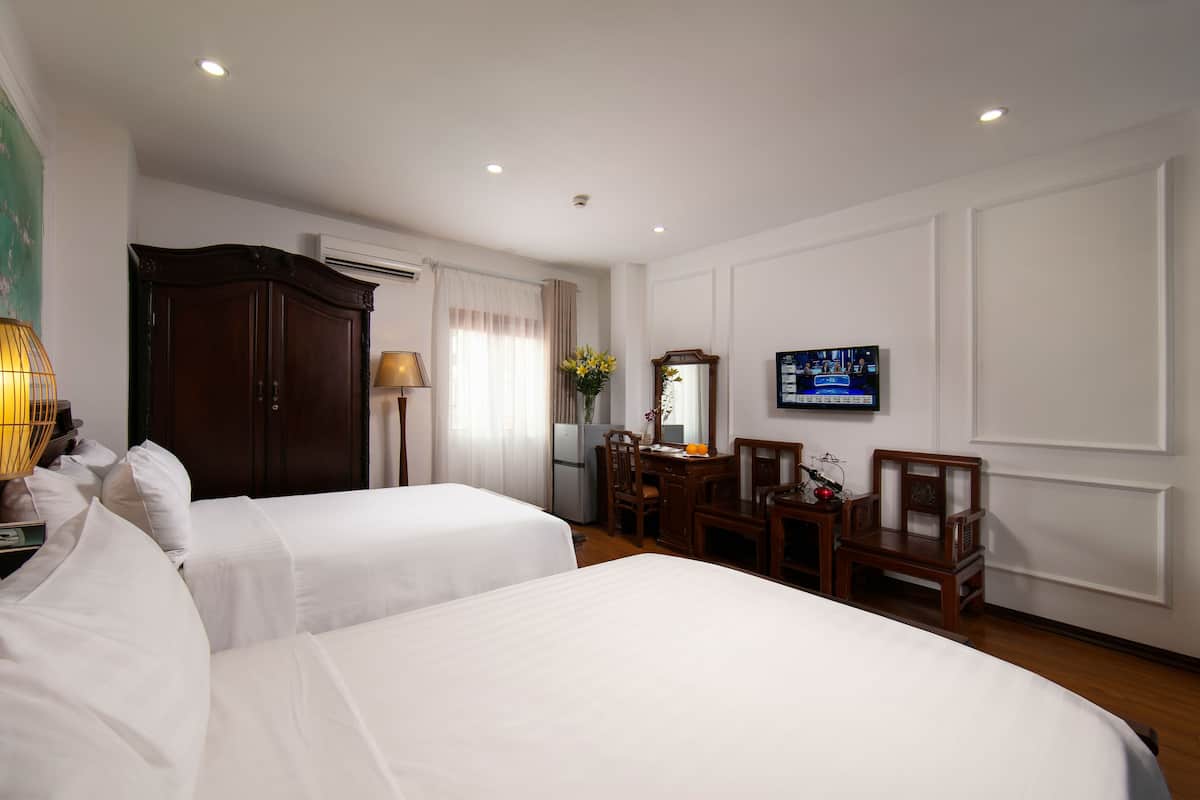 Pillowtop beds, minibar, in-room safe, desk