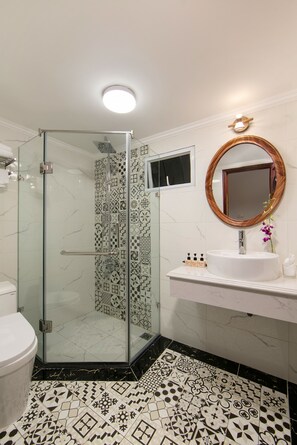 Shower, rainfall showerhead, designer toiletries, hair dryer - Hanoi Sunshine Hotel (Hanoi)
