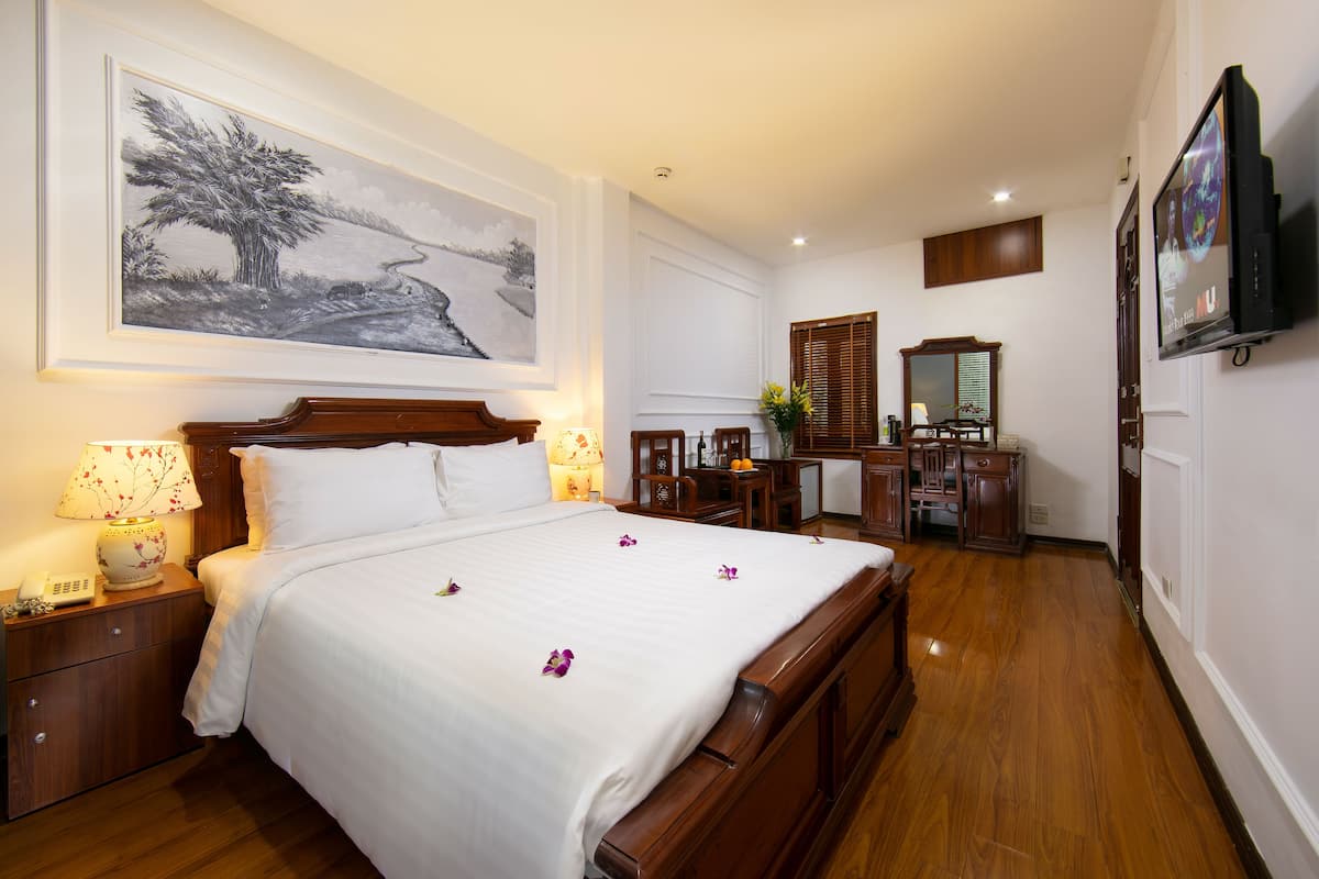 Pillowtop beds, minibar, in-room safe, desk