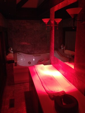 The Carriage House (King Spa Suite) | Bồn tắm thủy lực