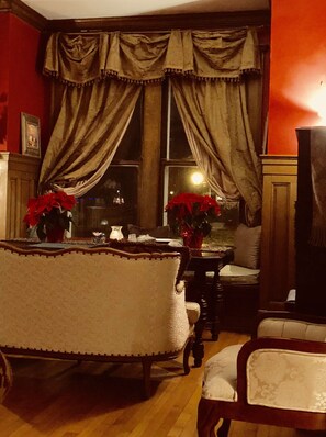 TV, pay movies - WC Lipe Mansion (Syracuse)