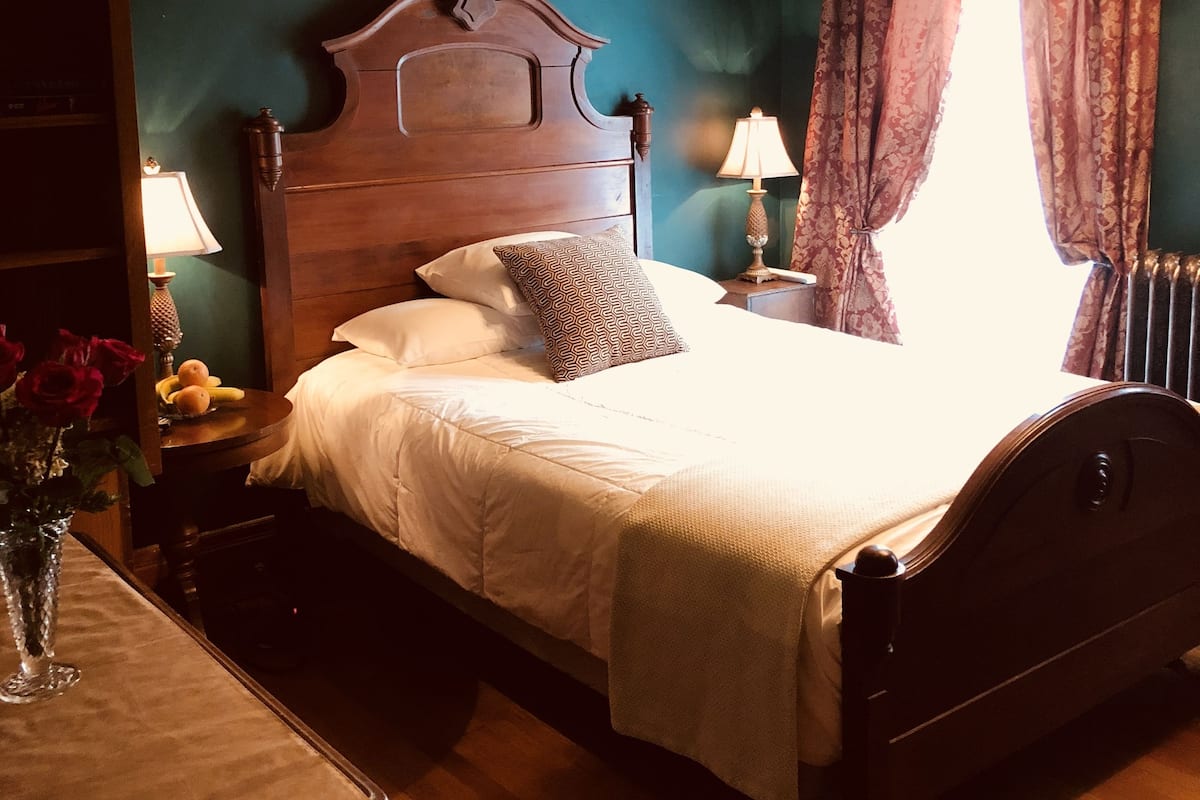 デラックス ルーム クイーンベッド 1 台 (En-Suite Bath) | エジプト綿のシーツ、高級寝具、羽毛の掛け布団、ピロートップベッド