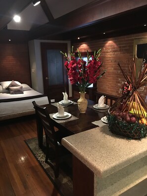 The Carriage House (King Spa Suite) | Egyptian cotton sheets, premium bedding, down comforters, pillowtop beds - WC Lipe Mansion (Syracuse)