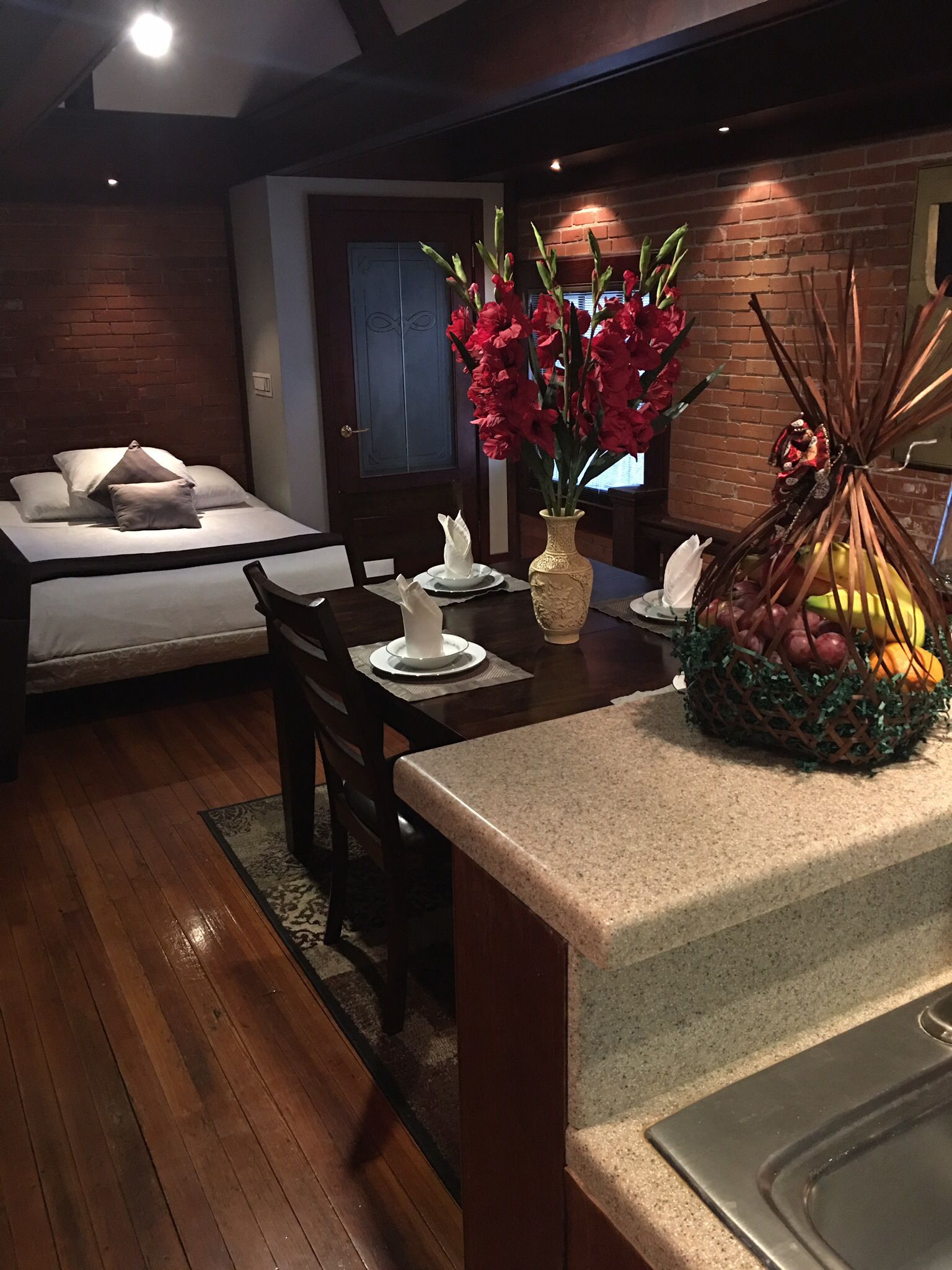 The Carriage House (King Spa Suite) | In-room dining