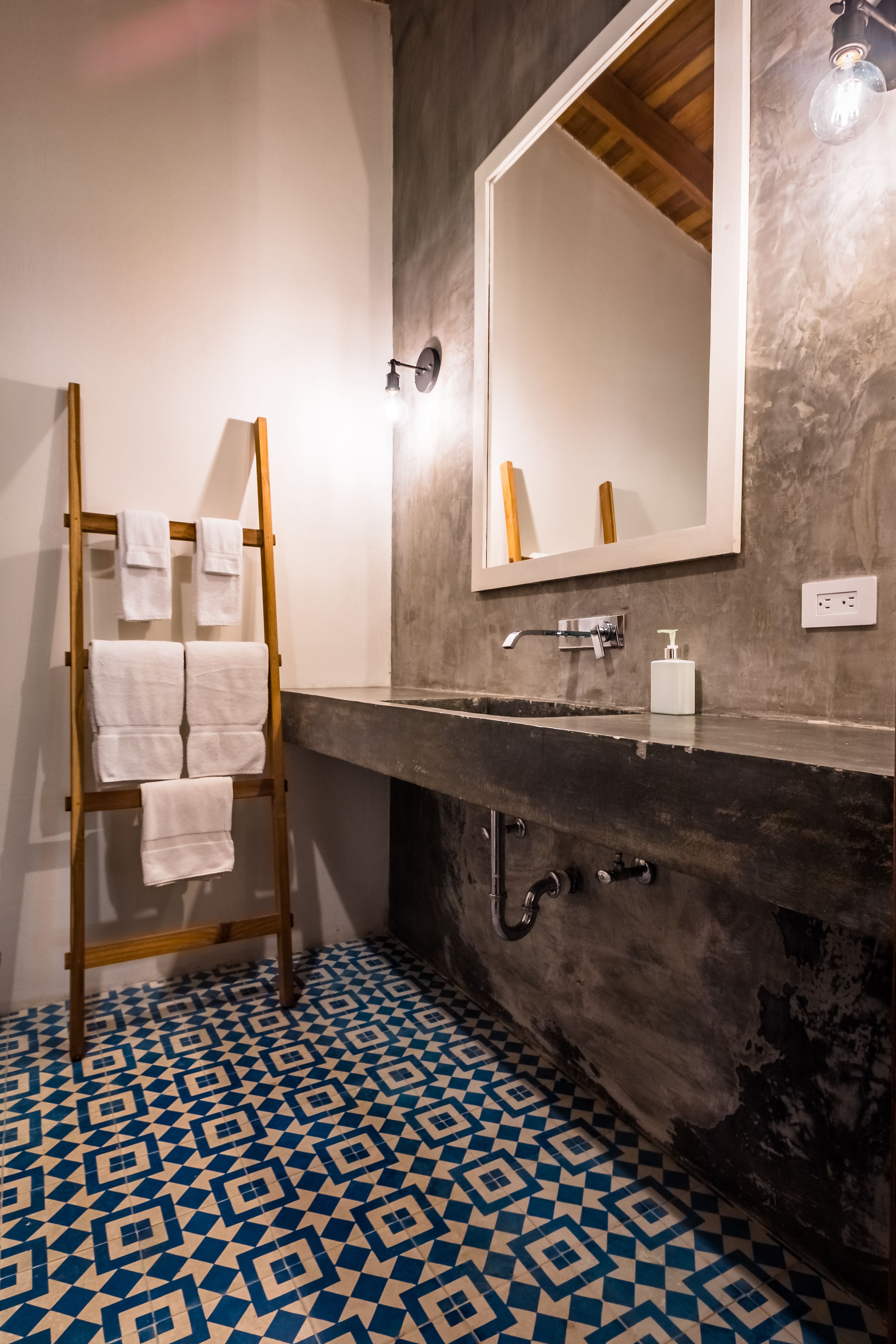 deluxe room | bathroom | shower, rainfall showerhead, free toiletries, hair dryer