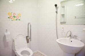 Shower, free toiletries, hair dryer, slippers - Hotel Hanlimhang (Jeju City)