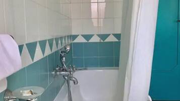 Articles de toilette gratuits, bidet, serviettes fournies