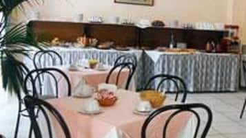 Petit déjeuner buffet (5 EUR par personne)
