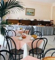 Se ofrece un desayuno bufé todos los días (por un coste adicional)