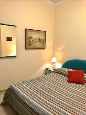 高档床上用品、办公桌、免费 WiFi、床单