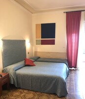 Habitación triple | Ropa de cama de alta calidad, escritorio, wifi gratis y ropa de cama