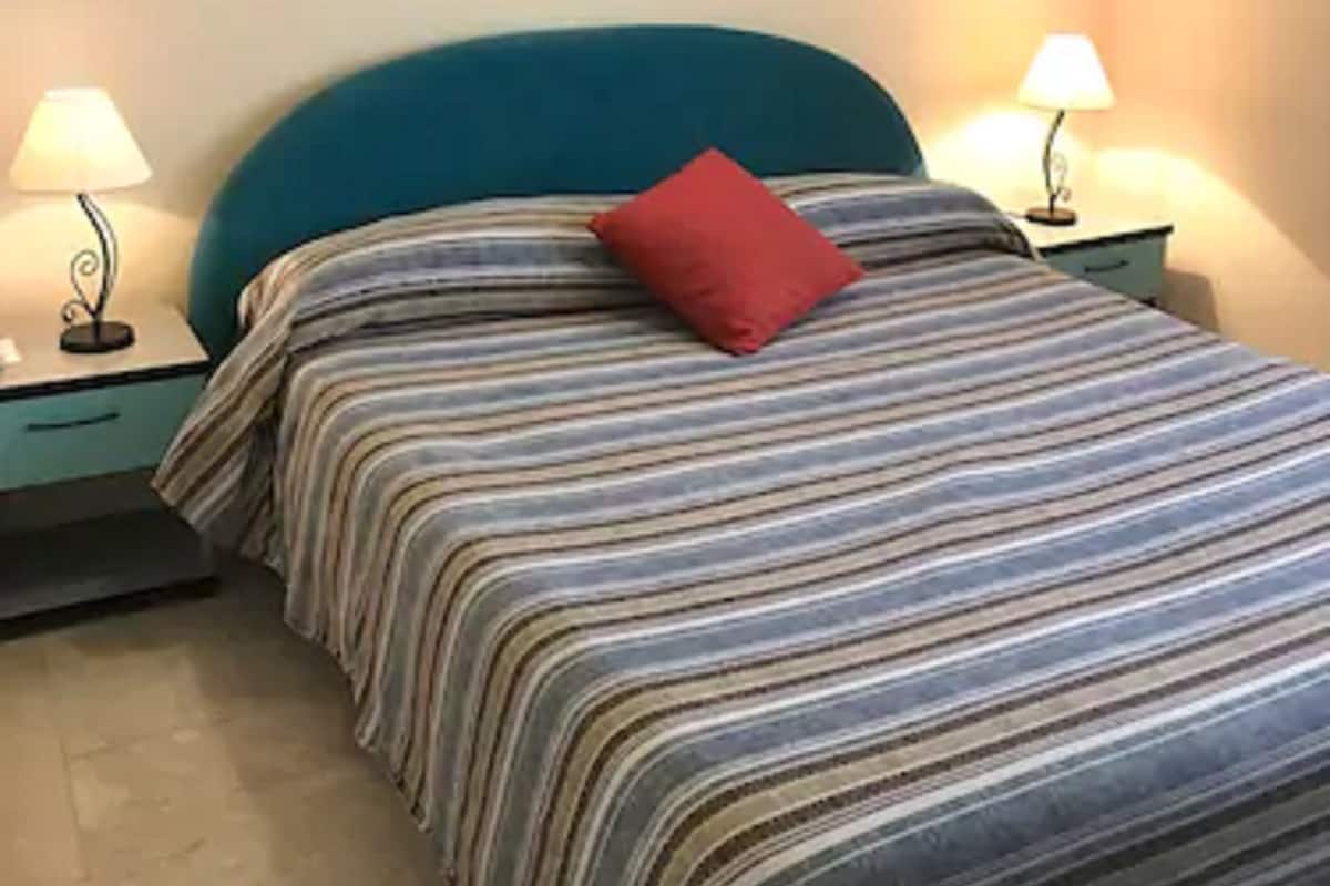 Luxe beddengoed, een bureau, gratis wifi, beddengoed