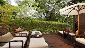 Deluxe Room, 1 King Bed | Premium bedding, minibar, in-room safe, desk