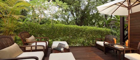 Deluxe-huone, 1 suuri parisänky | Ylelliset vuodevaatteet, minibaari, tallelokero huoneessa, työpöytä